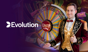 Uxlab yotgan ayolning trusigini orqaga tortdi va uni eshakda sikdi.